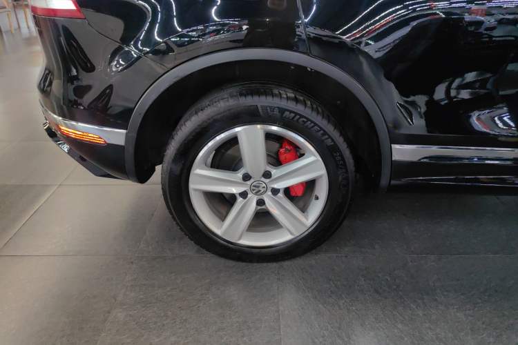 Used Volkswagen Touareg 2018 3.0 TSI Glory Collection Edition Right Rear Wheel Hub