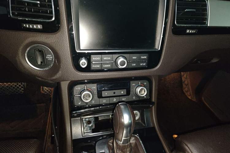 Used Volkswagen Touareg 2018 3.0 TSI Glory Collection Edition Audio And AC Panel