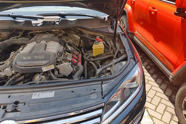 Used Volkswagen Touareg 2018 3.0 TSI Glory Collection Edition Engine Bay Left