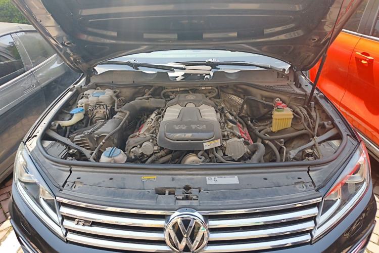 Used Volkswagen Touareg 2018 3.0 TSI Glory Collection Edition Engine Bay