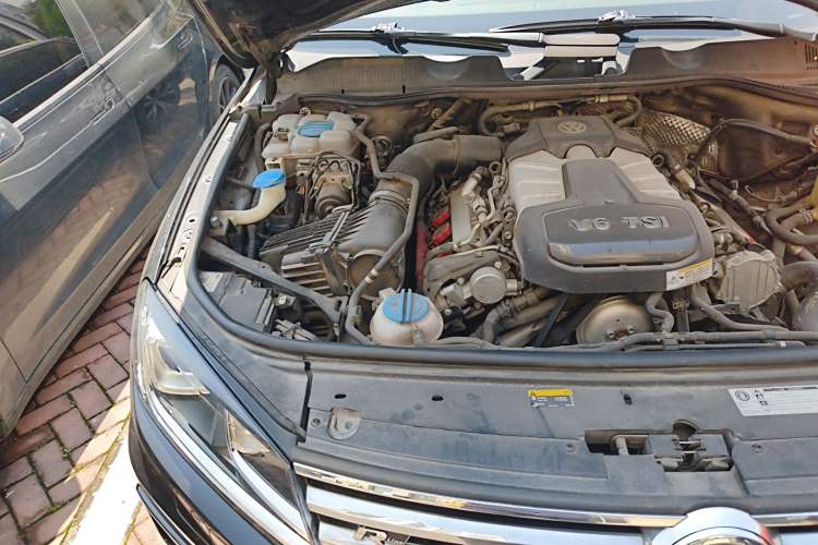 Used Volkswagen Touareg 2018 3.0 TSI Glory Collection Edition Engine Bay Right
