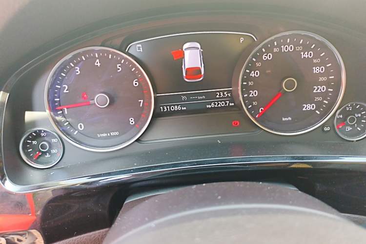 Used Volkswagen Touareg 2018 3.0 TSI Glory Collection Edition Odometer Close Up