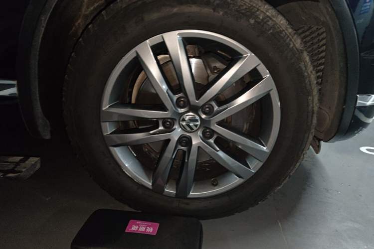 Used Volkswagen Touareg 2018 3.0 TSI Glory Collection Edition Right Front Wheel Hub