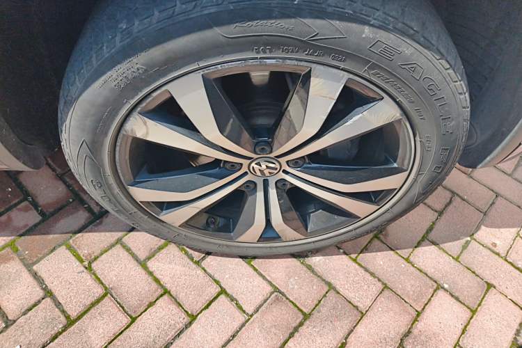 Used Volkswagen Touareg 2018 3.0 TSI Glory Collection Edition Right Front Wheel Hub
