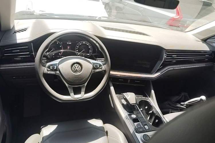 Used Volkswagen Touareg 2019 2.0TSI Ruiyi Edition China VI Standard Center Console