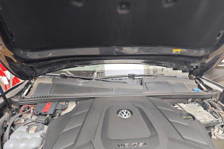 Used Volkswagen Touareg 2019 3.0 TSI RuiFeng Edition China V Standard Engine Bay