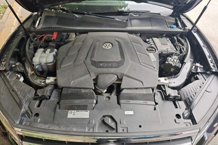 Used Volkswagen Touareg 2019 3.0 TSI RuiFeng Edition China V Standard Engine Bay