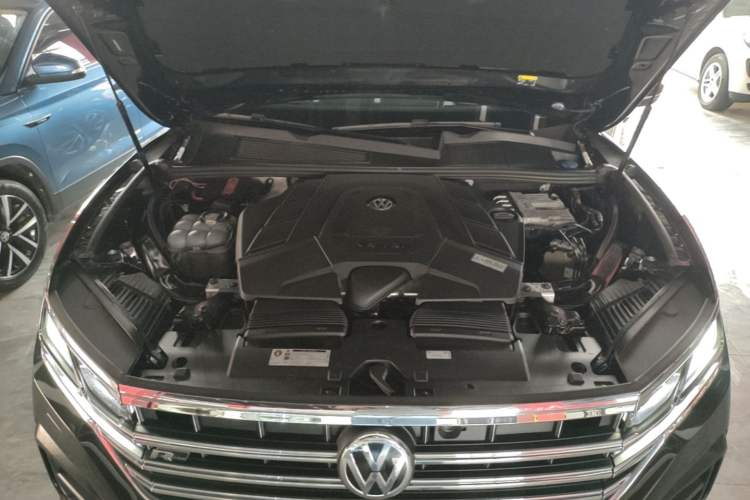 Used Volkswagen Touareg 2019 3.0 TSI Prestige Version China VI Standard Engine Bay