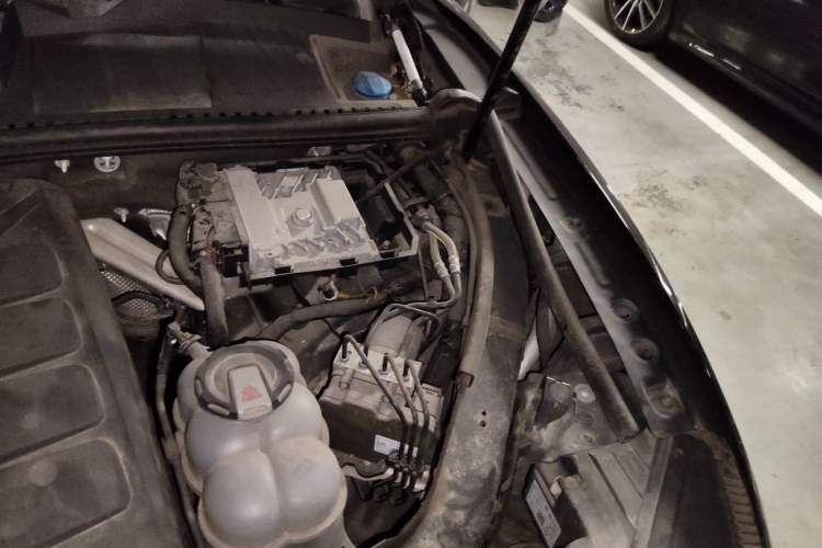 Used Volkswagen Touareg 2019 2.0 TSI Flagship Edition China VI Engine Bay Left