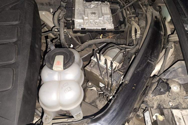 Used Volkswagen Touareg 2019 2.0TSI Ruiyi Edition China VI Standard Engine Bay Left