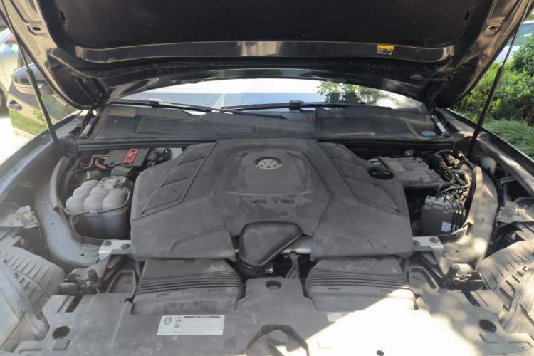 Used Volkswagen Touareg 2019 3.0 TSI Prestige Version China VI Standard Engine Bay