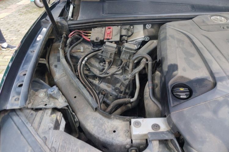 Used Volkswagen Touareg 2019 2.0TSI Ruiyi Edition China VI Standard Engine Bay Right