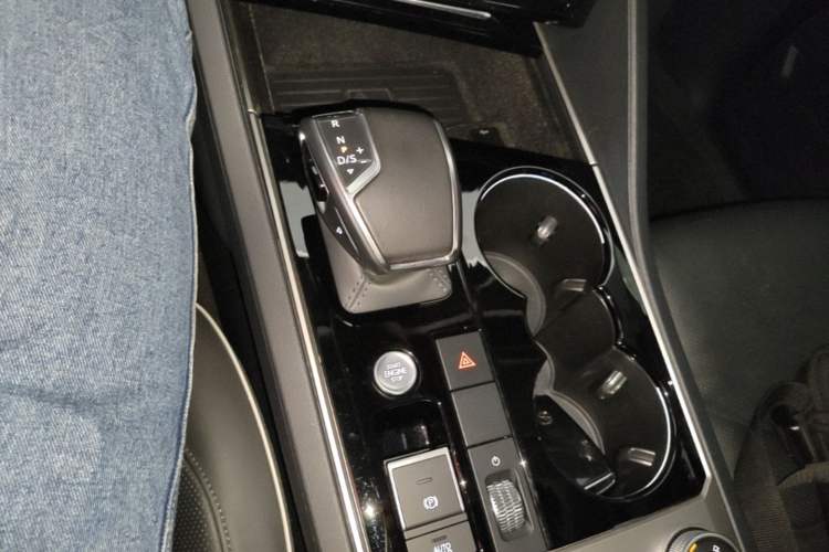 Used Volkswagen Touareg 2019 3.0 TSI Prestige Version China VI Standard Gear Lever