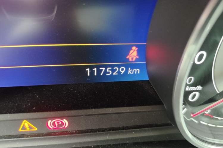 Used Volkswagen Touareg 2019 2.0 TSI Flagship Edition China VI Odometer Close Up