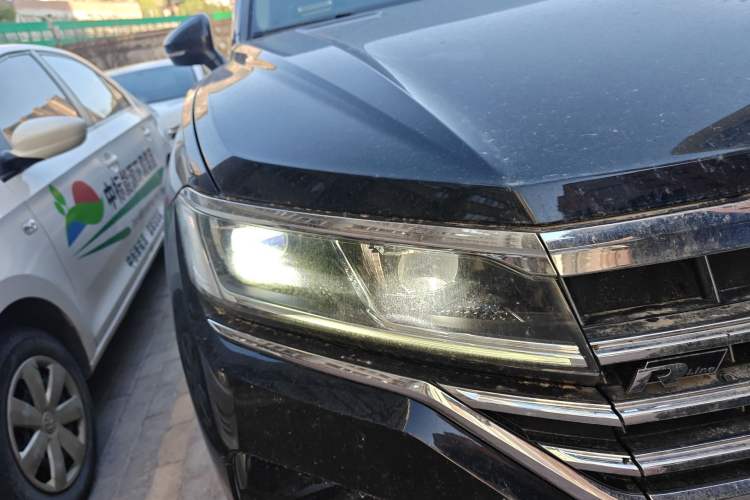 Used Volkswagen Touareg 2019 2.0TSI Ruiyi Edition China VI Standard Right Front Headlight