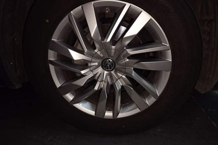 Used Volkswagen Touareg 2019 2.0TSI Ruiyi Edition China VI Standard Right Front Wheel Hub