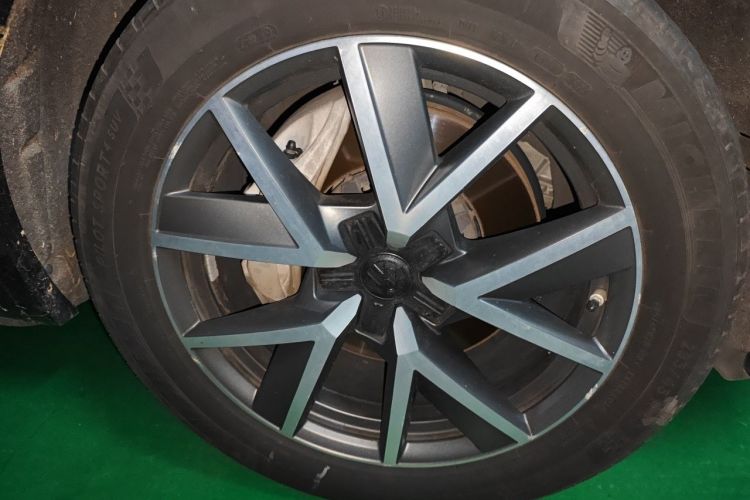 Used Volkswagen Touareg 2019 3.0 TSI RuiFeng Edition China VI Standard Right Front Wheel Hub