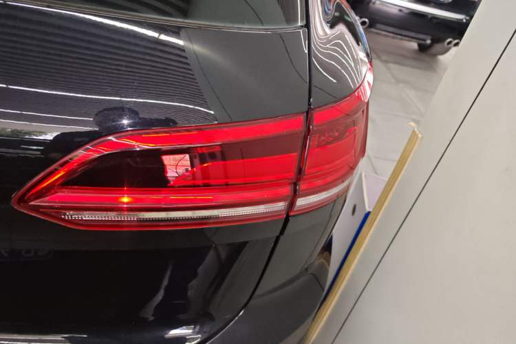 Used Volkswagen Touareg 2019 2.0 TSI Flagship Edition China VI Right Rear Taillight