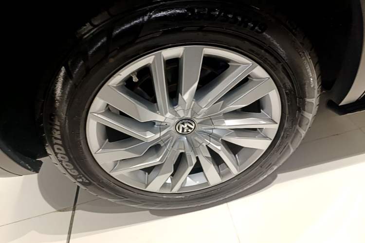 Used Volkswagen Touareg 2019 2.0TSI Ruiyi Edition China VI Standard Right Rear Wheel Hub