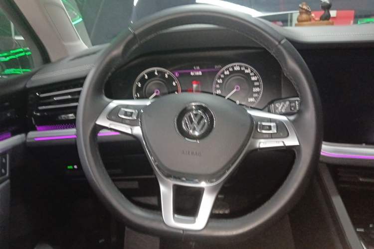 Used Volkswagen Touareg 2019 3.0 TSI RuiFeng Edition China V Standard Steering Wheel