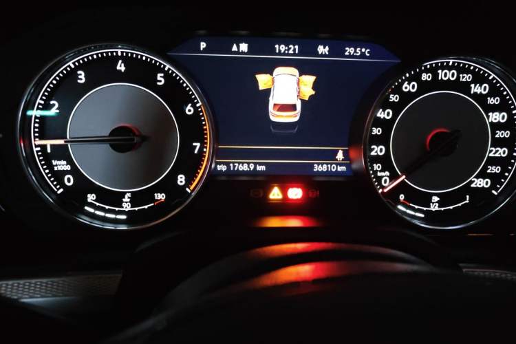 Used Volkswagen Touareg 2019 2.0 TSI Flagship Edition China VI Odometer Close Up
