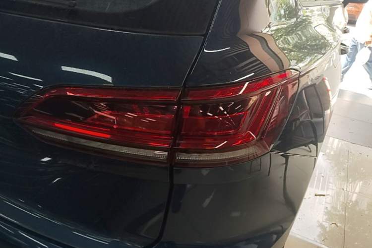 Used Volkswagen Touareg 2019 2.0 TSI Flagship Edition China VI Right Rear Taillight