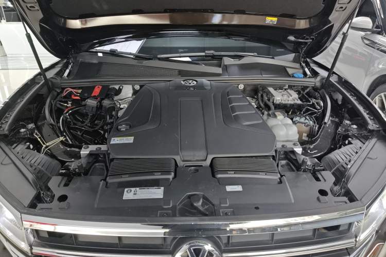 Used Volkswagen Touareg 2019 2.0 TSI Flagship Edition China VI Engine Bay