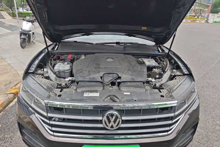 Used Volkswagen Touareg 2019 3.0 TSI RuiFeng Edition China V Standard Engine Bay