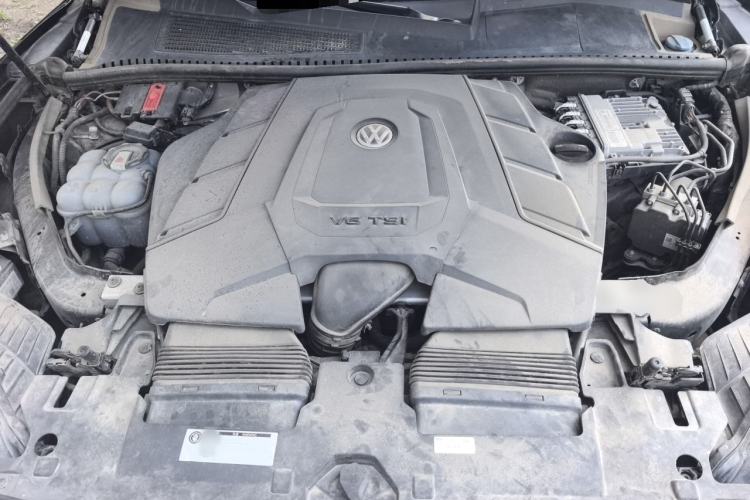 Used Volkswagen Touareg 2019 3.0 TSI RuiFeng Edition China V Standard Engine Bay