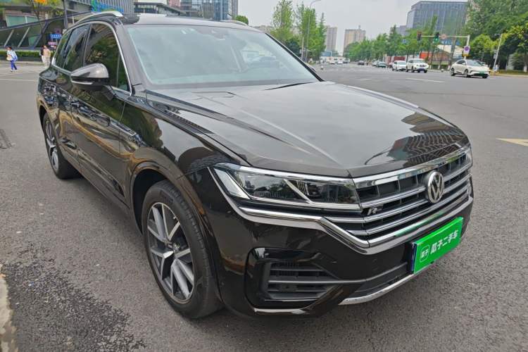 Used Volkswagen Touareg 2019 3.0 TSI RuiFeng Edition China V Standard Front Right 45 Deg
