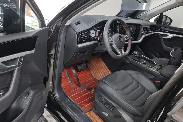 Used Volkswagen Touareg 2019 2.0 TSI Flagship Edition China VI Interior 3