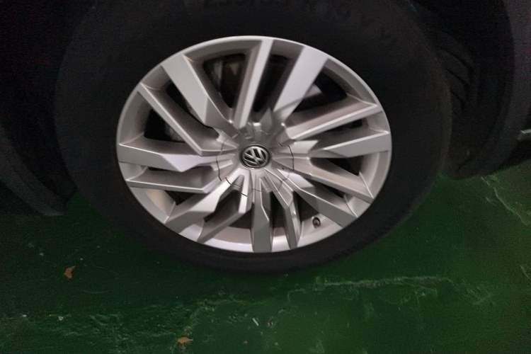 Used Volkswagen Touareg 2019 2.0TSI Ruiyi Edition China VI Standard Right Front Wheel Hub