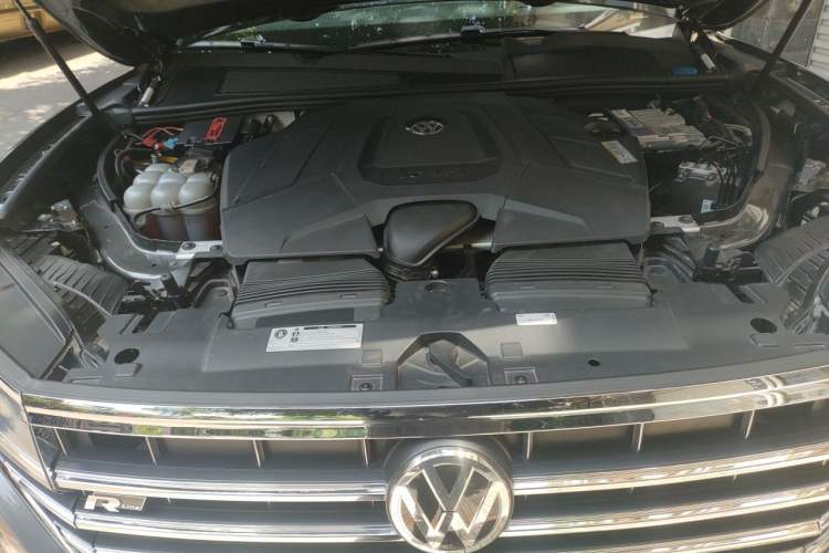 Used Volkswagen Touareg 2019 3.0 TSI RuiFeng Edition China V Standard Engine Bay