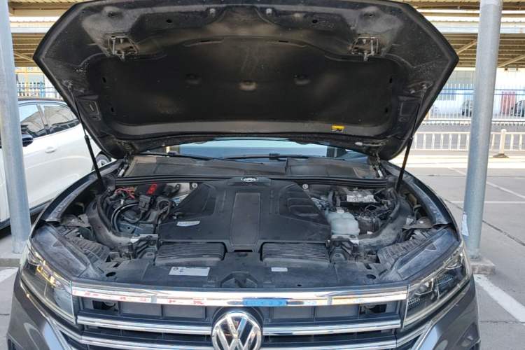 Used Volkswagen Touareg 2019 2.0 TSI Flagship Edition China VI Engine Bay