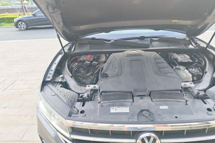 Used Volkswagen Touareg 2019 2.0TSI Ruiyi Edition China VI Standard Engine Bay Right
