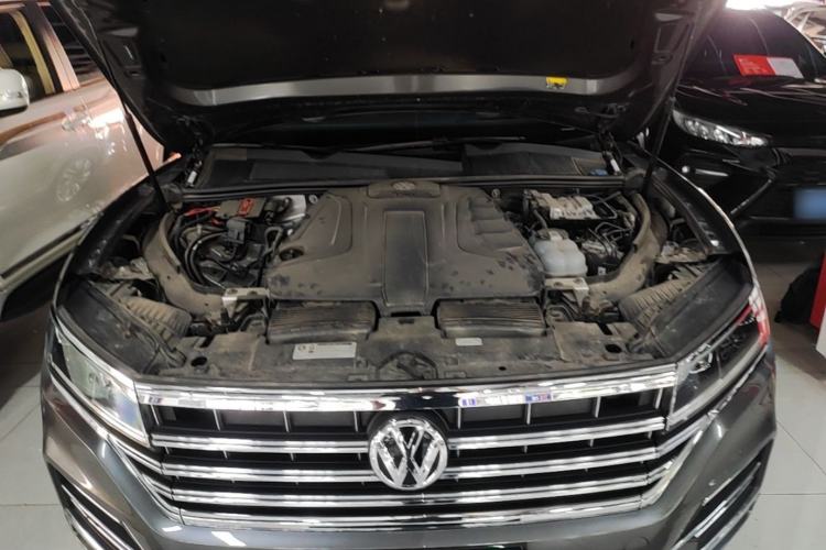 Used Volkswagen Touareg 2019 2.0 TSI Ruiyi Edition China V Standard Engine Bay