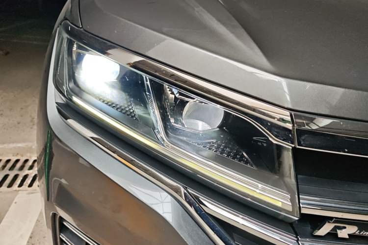 Used Volkswagen Touareg 2019 2.0TSI Ruiyi Edition China VI Standard Right Front Headlight