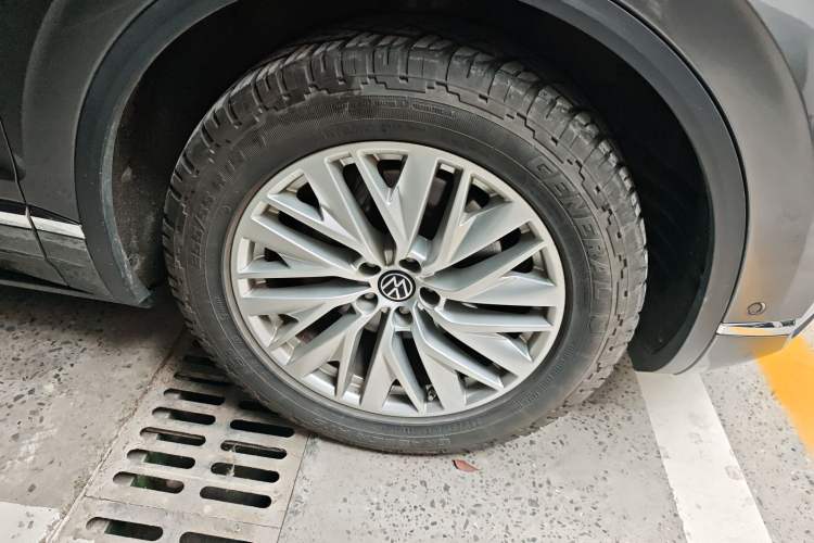 Used Volkswagen Touareg 2019 2.0TSI Ruiyi Edition China VI Standard Right Front Wheel Hub