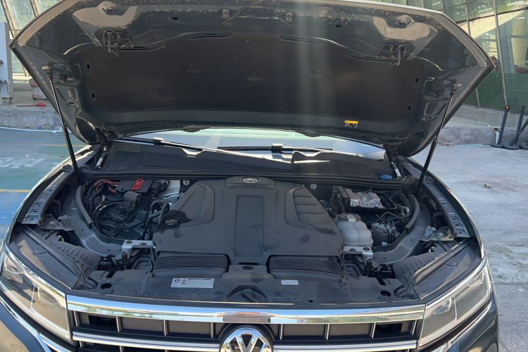 Used Volkswagen Touareg 2019 2.0 TSI Ruiyi Edition China V Standard Engine Bay