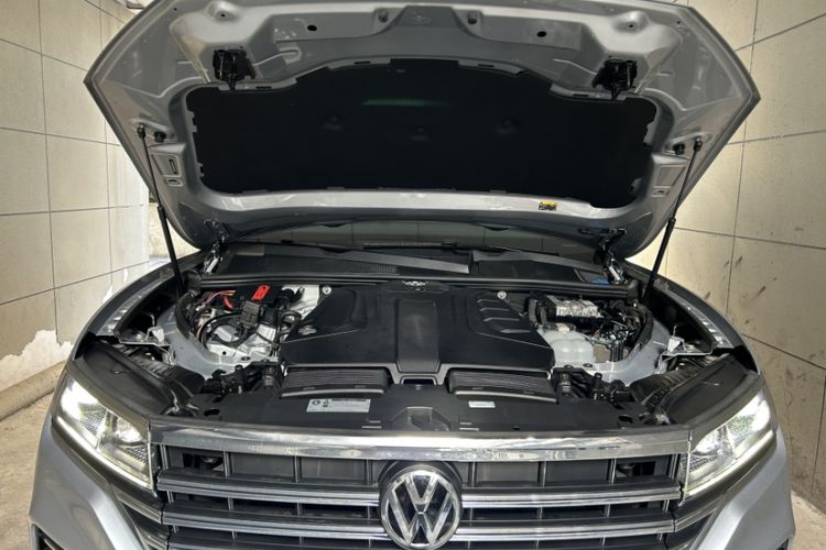 Used Volkswagen Touareg 2019 2.0 TSI Ruiyi Edition China V Standard Engine Bay