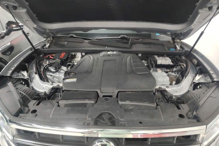 Used Volkswagen Touareg 2019 2.0 TSI Ruiyi Edition China V Standard Engine Bay