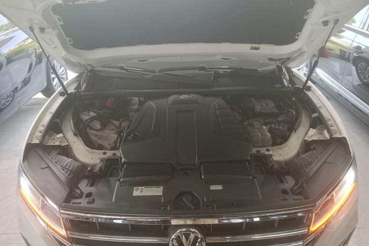 Used Volkswagen Touareg 2019 2.0 TSI Ruiyi Edition China V Standard Engine Bay