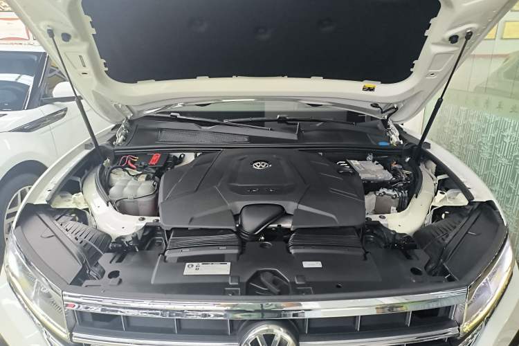 Used Volkswagen Touareg 2019 3.0 TSI RuiFeng Edition China V Standard Engine Bay