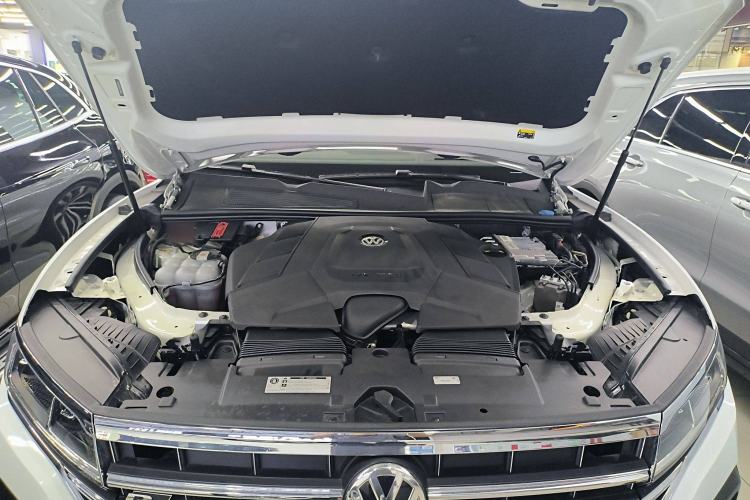 Used Volkswagen Touareg 2019 3.0 TSI RuiFeng Edition China V Standard Engine Bay