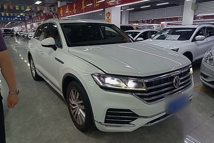 Used Volkswagen Touareg 2019 2.0 TSI Ruiyi Edition China V Standard Front Right 45 Deg