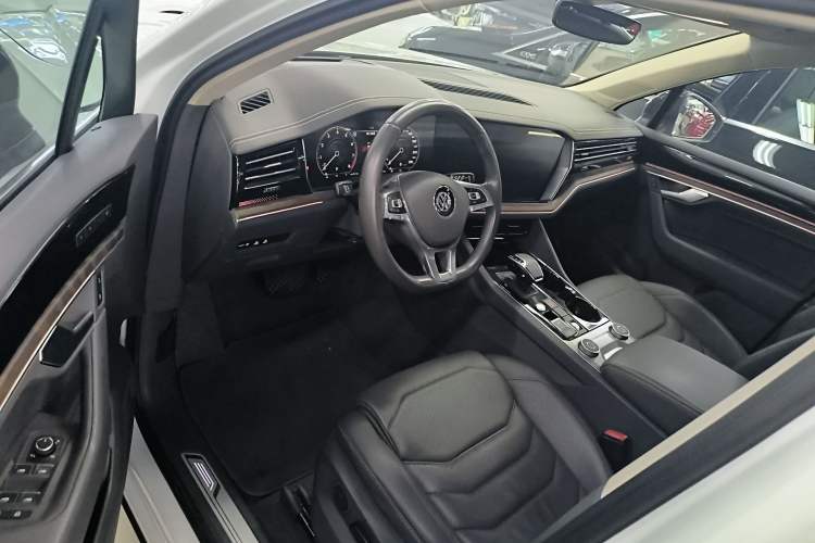 Used Volkswagen Touareg 2019 3.0 TSI RuiFeng Edition China V Standard Interior 3