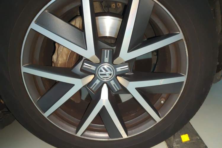 Used Volkswagen Touareg 2019 3.0 TSI RuiFeng Edition China V Standard Right Front Wheel Hub