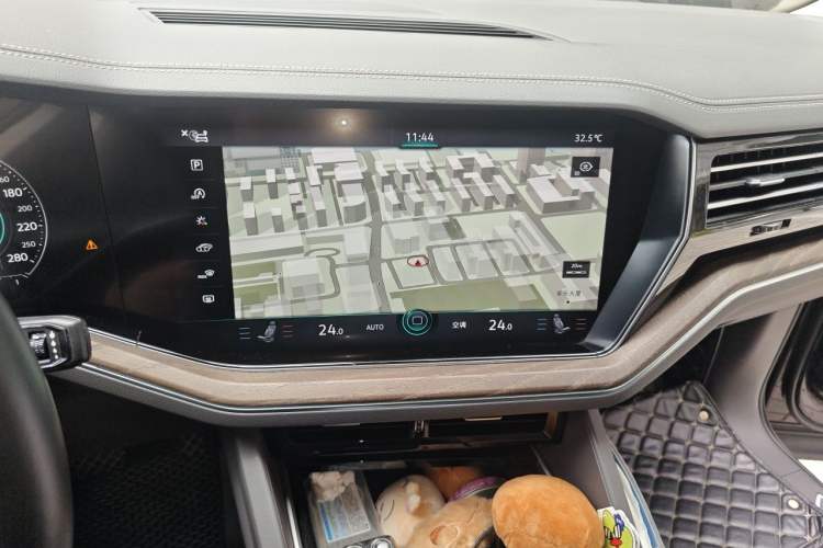 Used Volkswagen Touareg 2020 3.0 TSI Luxury Edition China VI Audio And AC Panel
