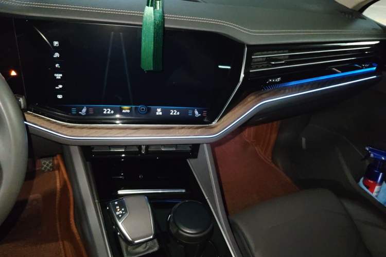 Used Volkswagen Touareg 2020 2.0 TSI RuiShang Edition China VI Standard Audio And AC Panel