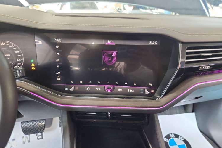 Used Volkswagen Touareg 2020 3.0 TSI Luxury Edition China VI Audio And AC Panel